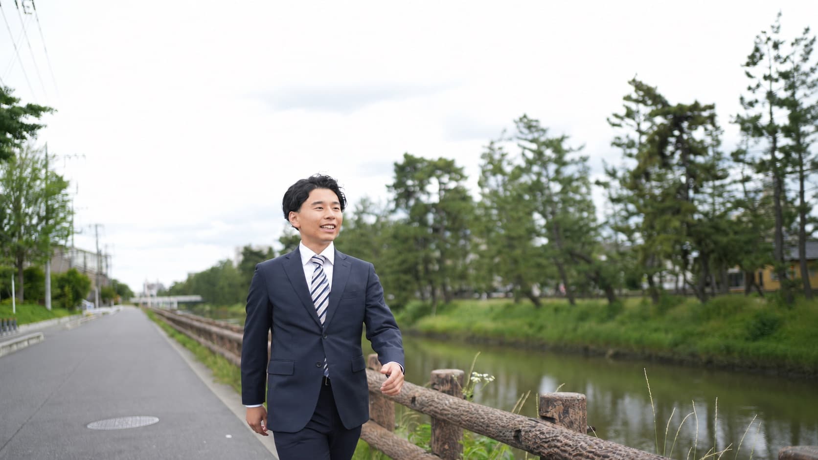草加松原の遊歩道を歩くよしなが一輝