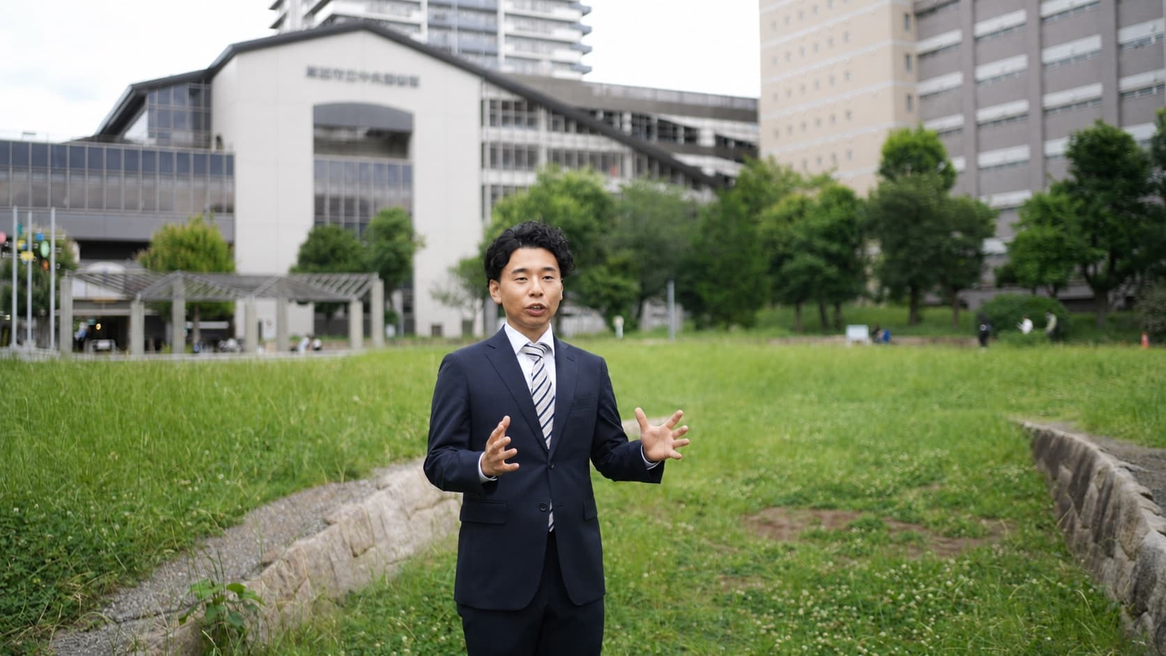市役所前公園で語るよしなが一輝